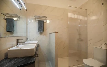 Private room at Avenida Engenheiro Arantes e Oliveira, image 24 of 39