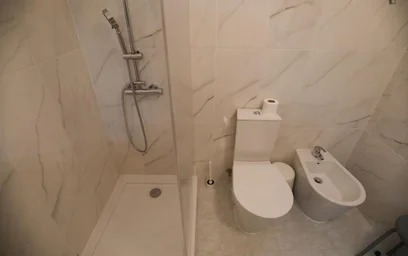 Private room at Avenida Engenheiro Arantes e Oliveira, image 31 of 39