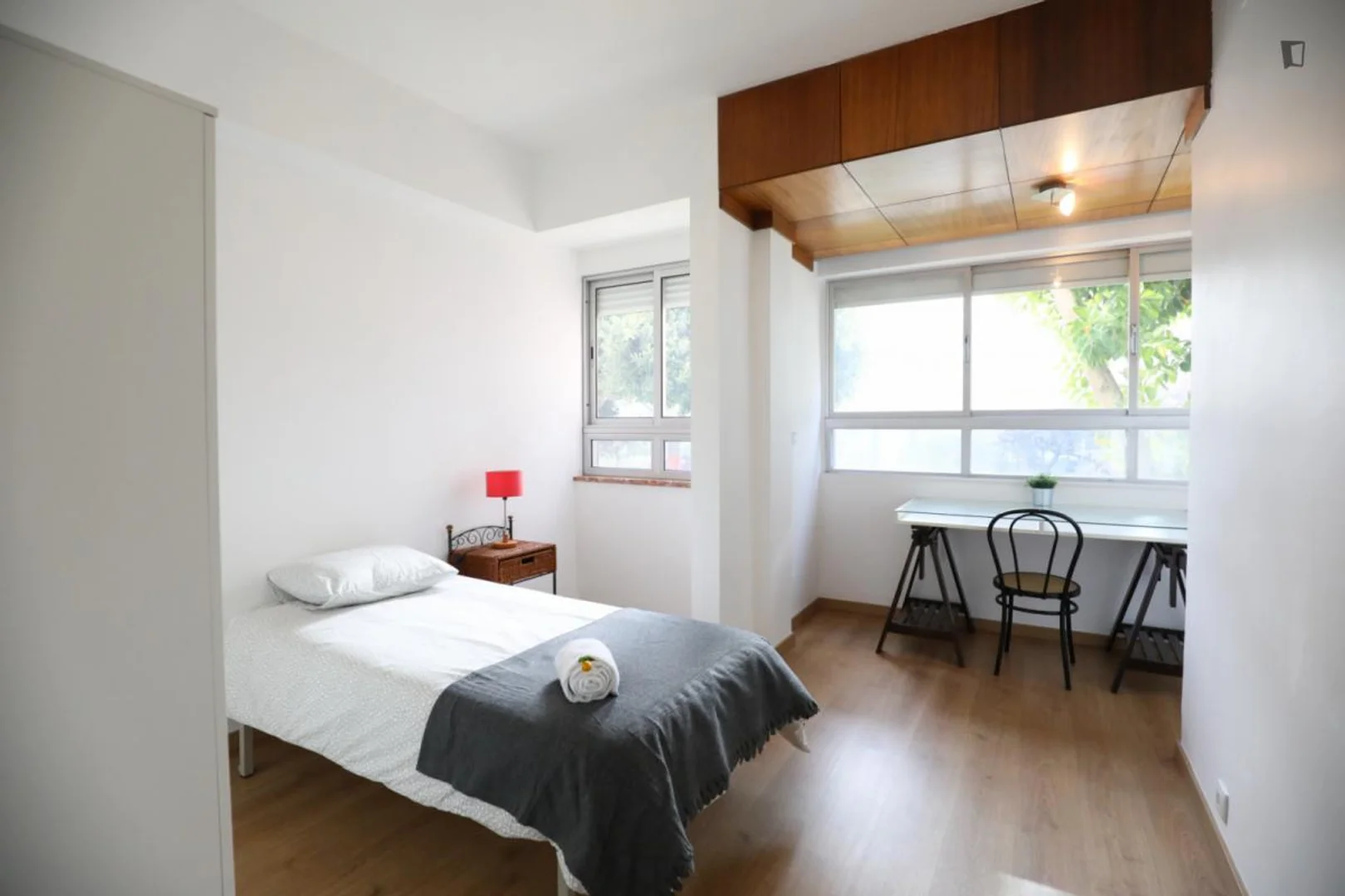 Functional student room perfect for studying in 