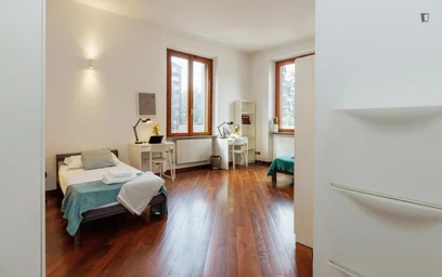 Bright private room in {area}