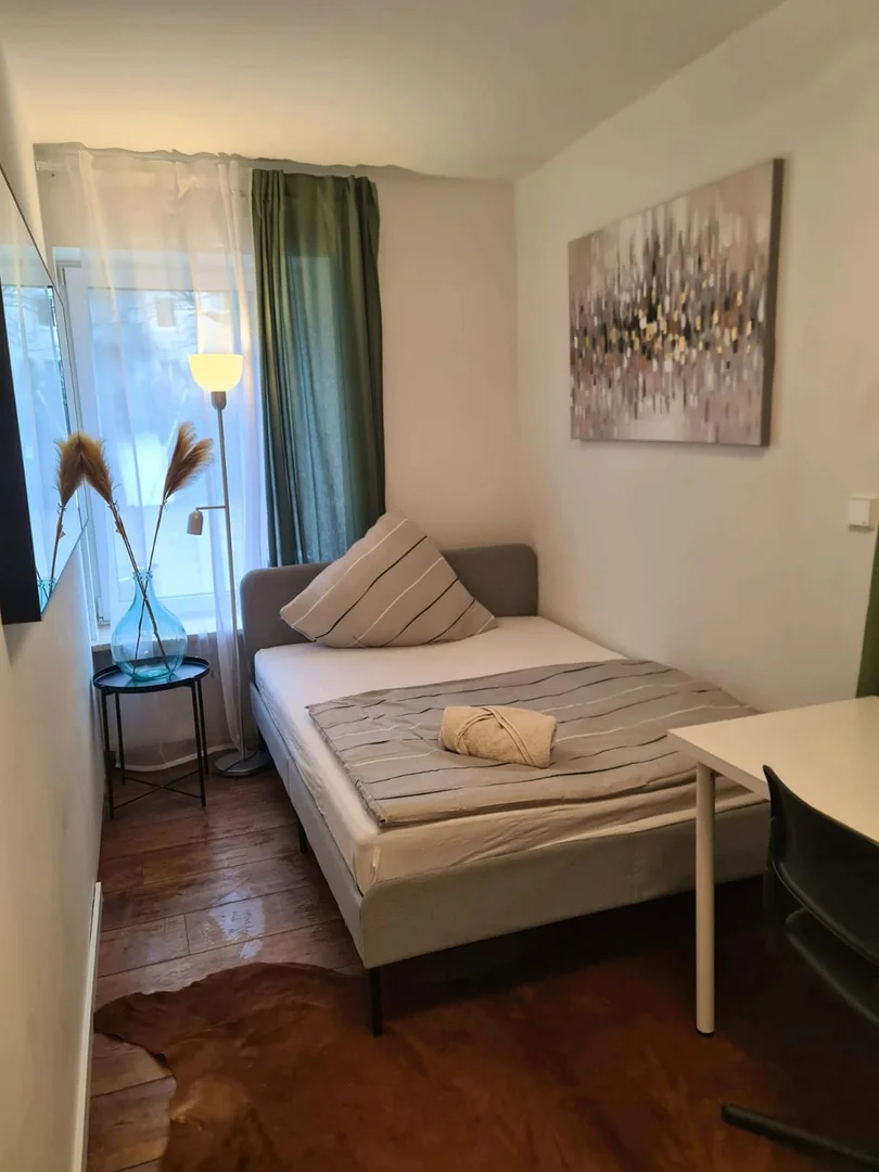 Funktionelles Studentenzimmer perfekt zum Studieren in 