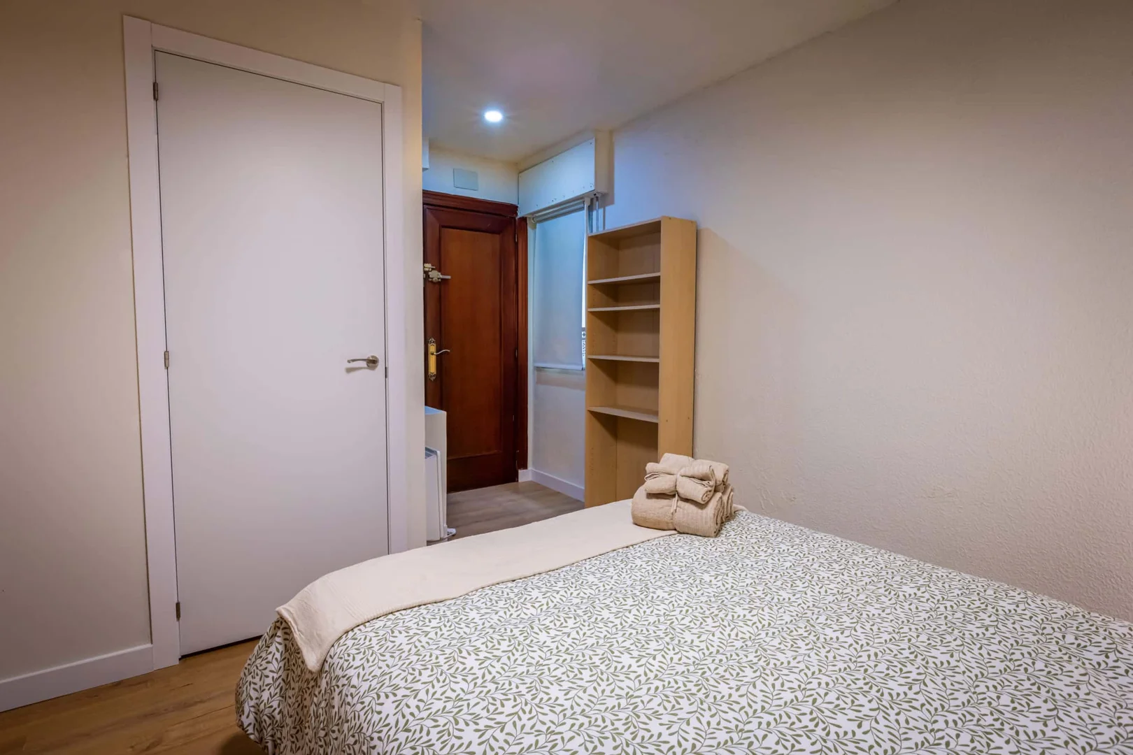 Studentenzimmer in  mit Arbeitsbereich und Gemeinschaftseinrichtungen