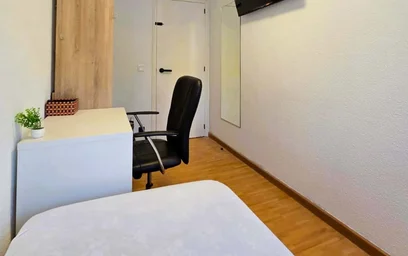 Private room at C. de Esteban Carros, 41, 1ob, Puente de Vallecas, 28053 Madrid, Spagna, image 1 of 14