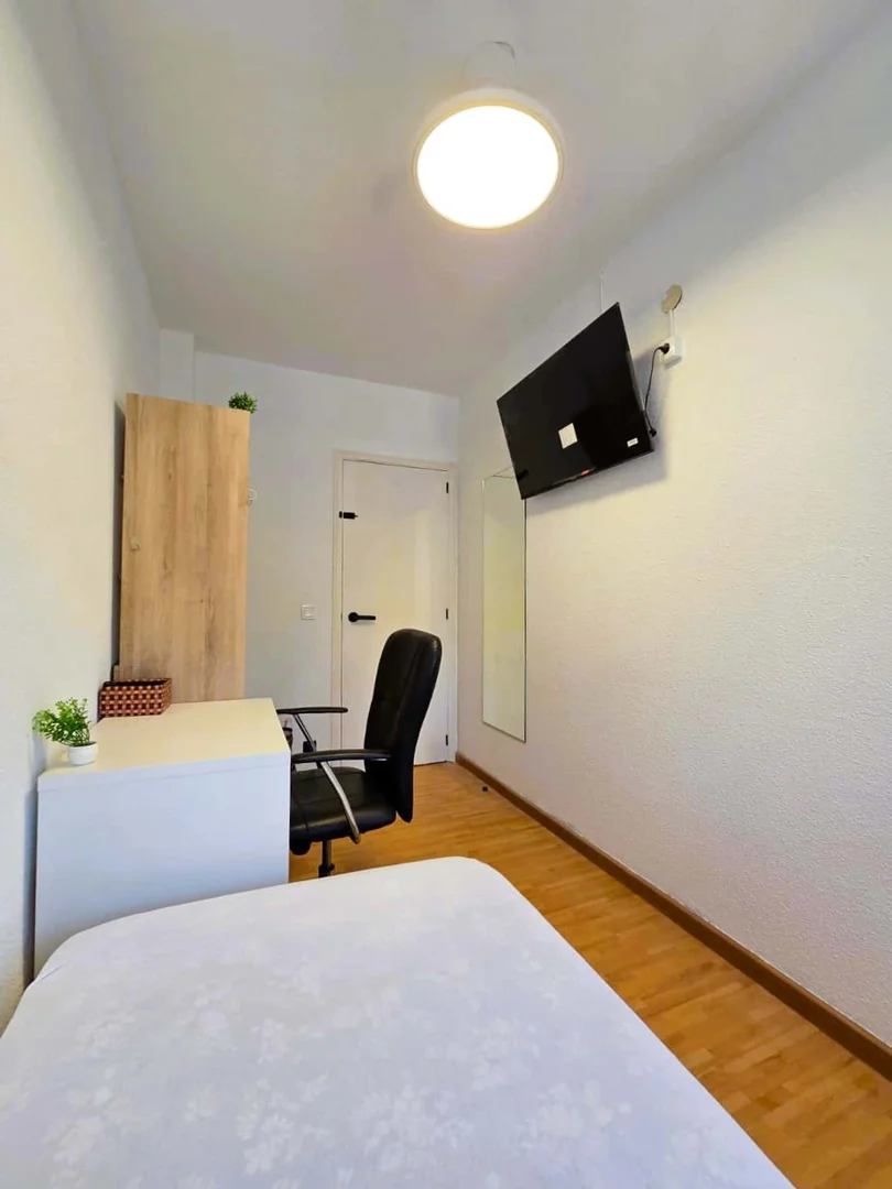 Room for rent in student apartment in , fully furnished