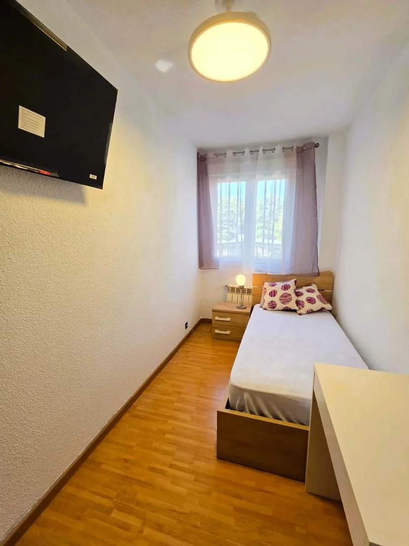 Economical student room with convenient location in