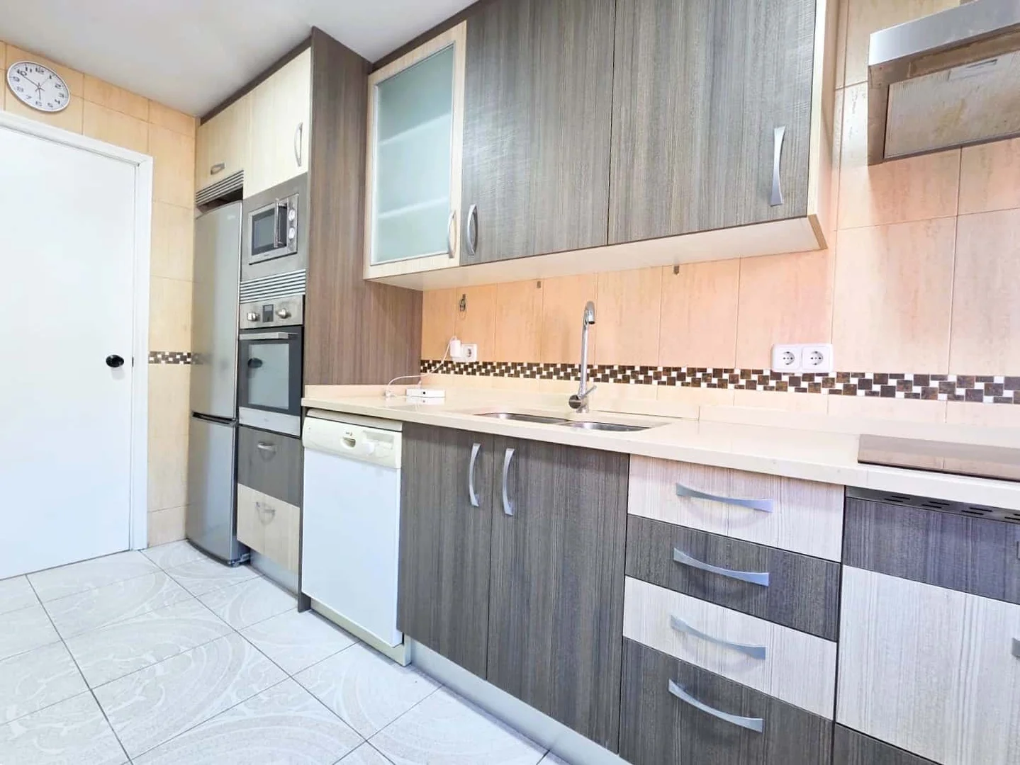 Room for rent in student apartment in , fully furnished