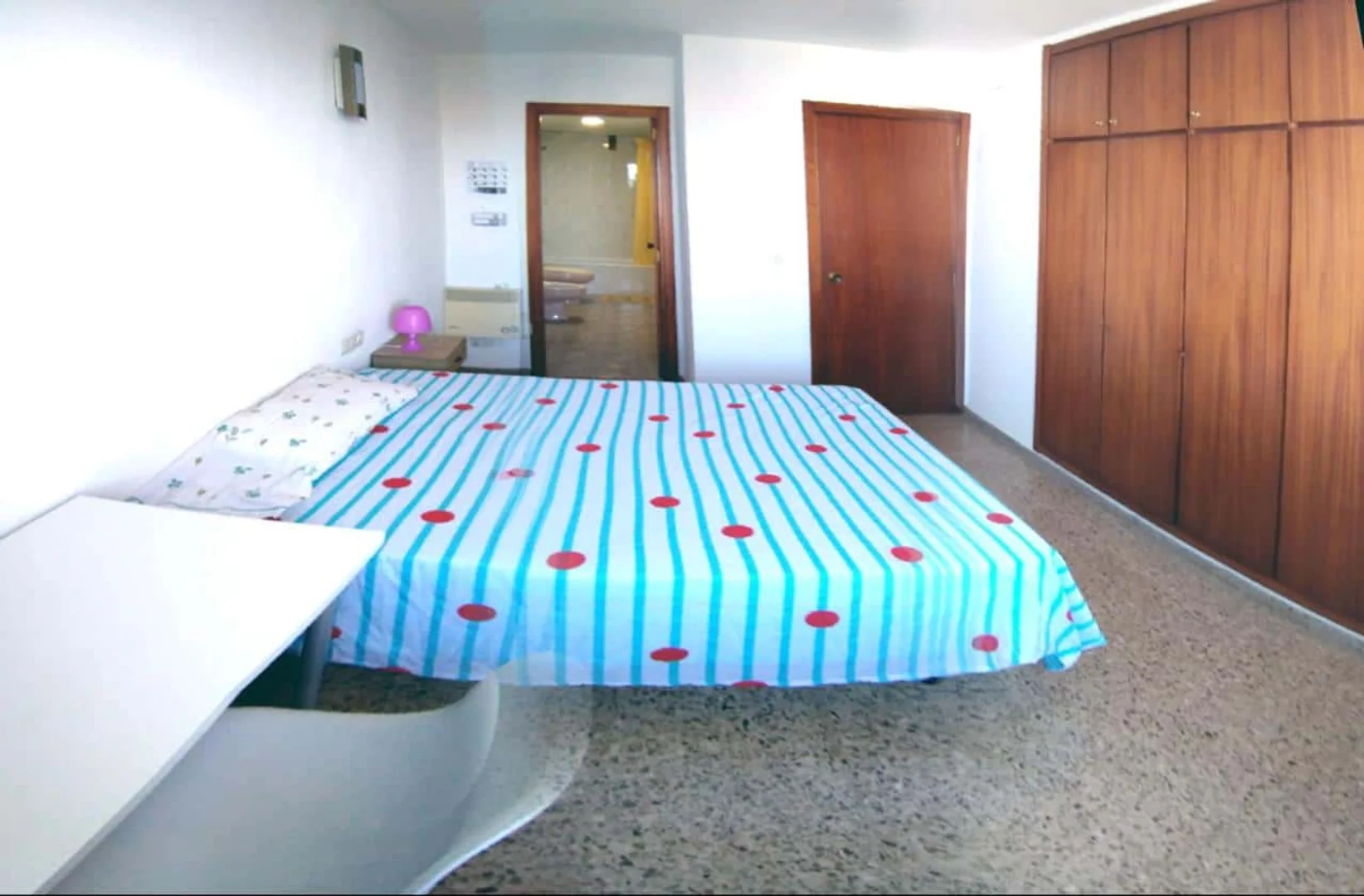 Bezahlbares Zimmer für Studenten mit ausreichender Beleuchtung in