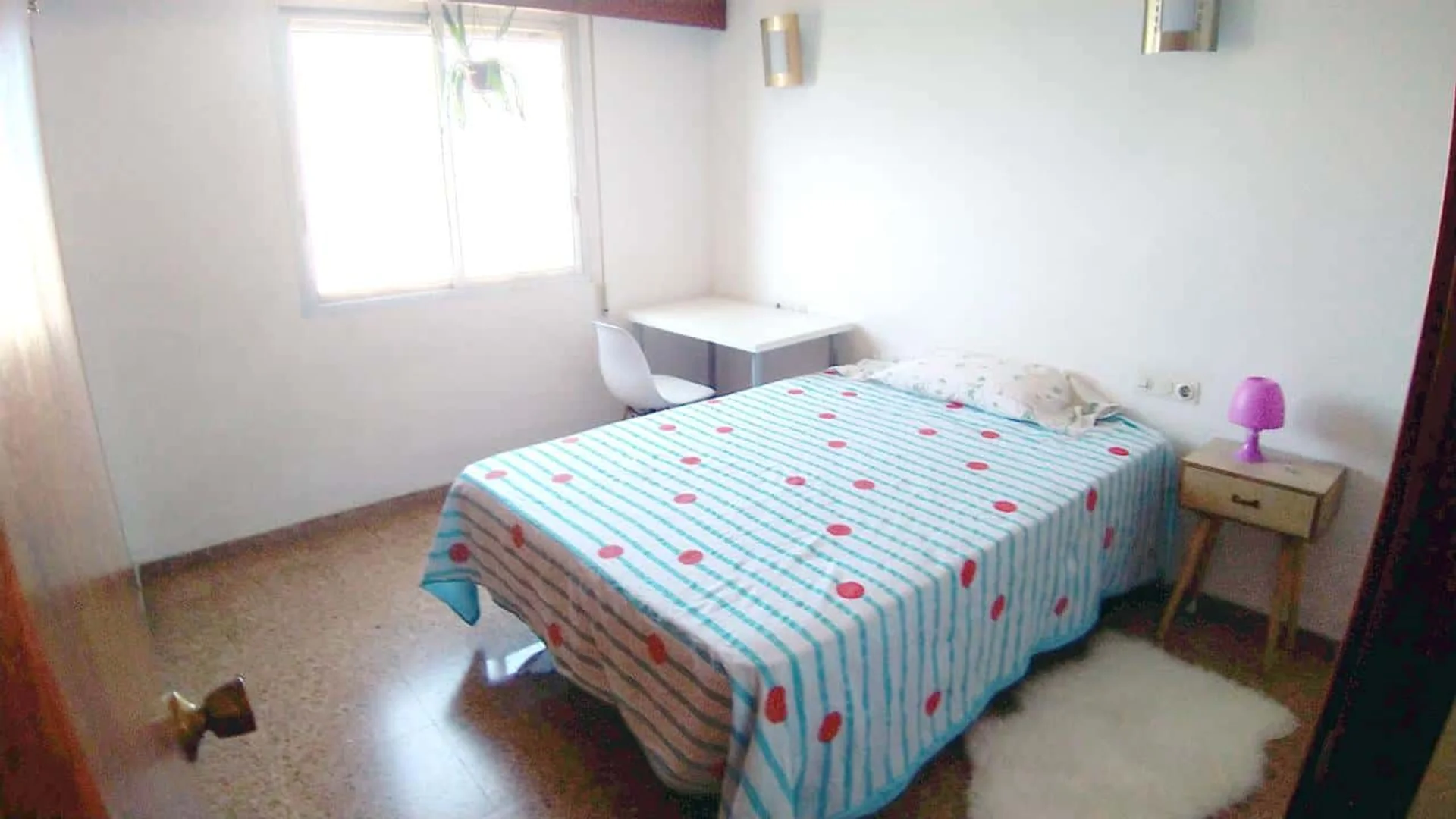 Zimmer in Studentenwohnung in zu vermieten, voll möbliert