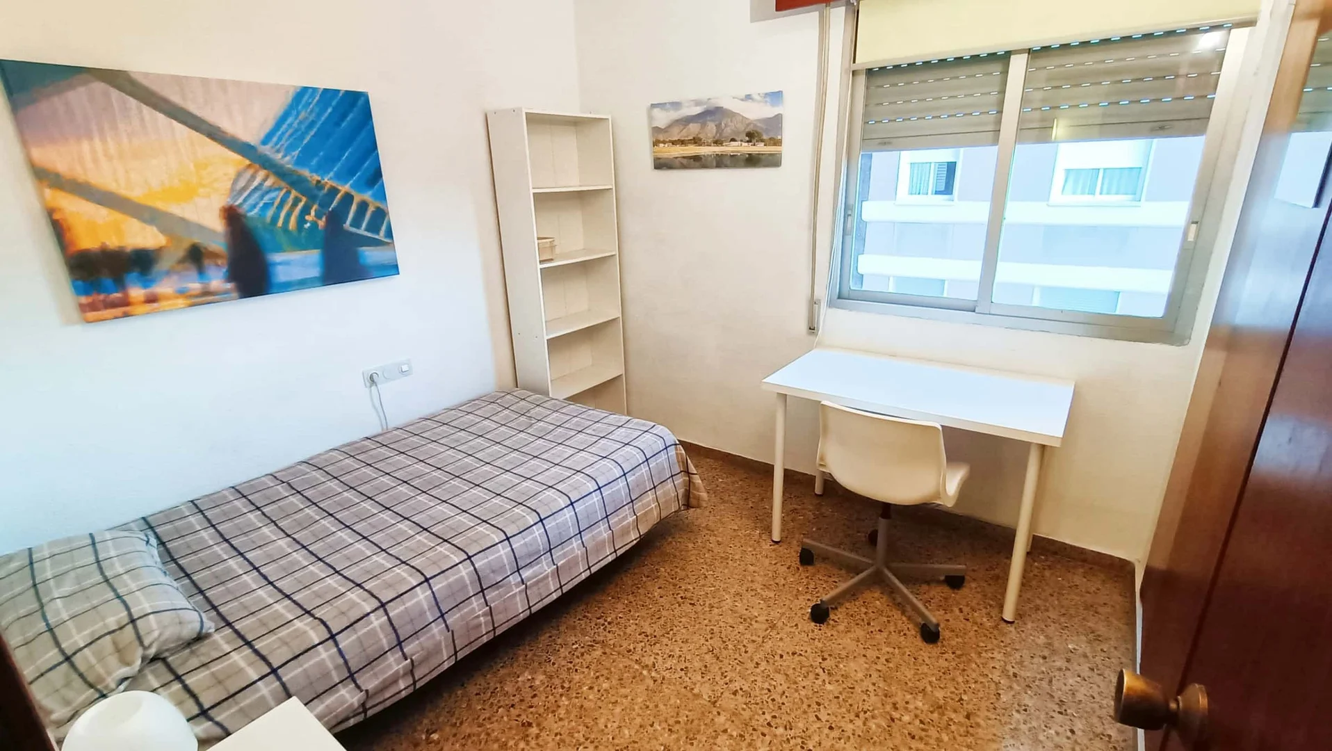 Helles und luftiges Studentenzimmer mit einfachem Zugang zur Universität in 