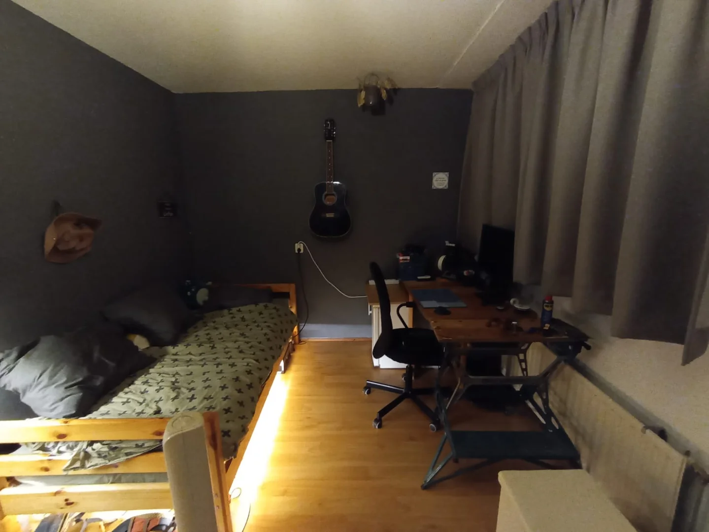 Studentenzimmer in  mit Arbeitsbereich und Gemeinschaftseinrichtungen