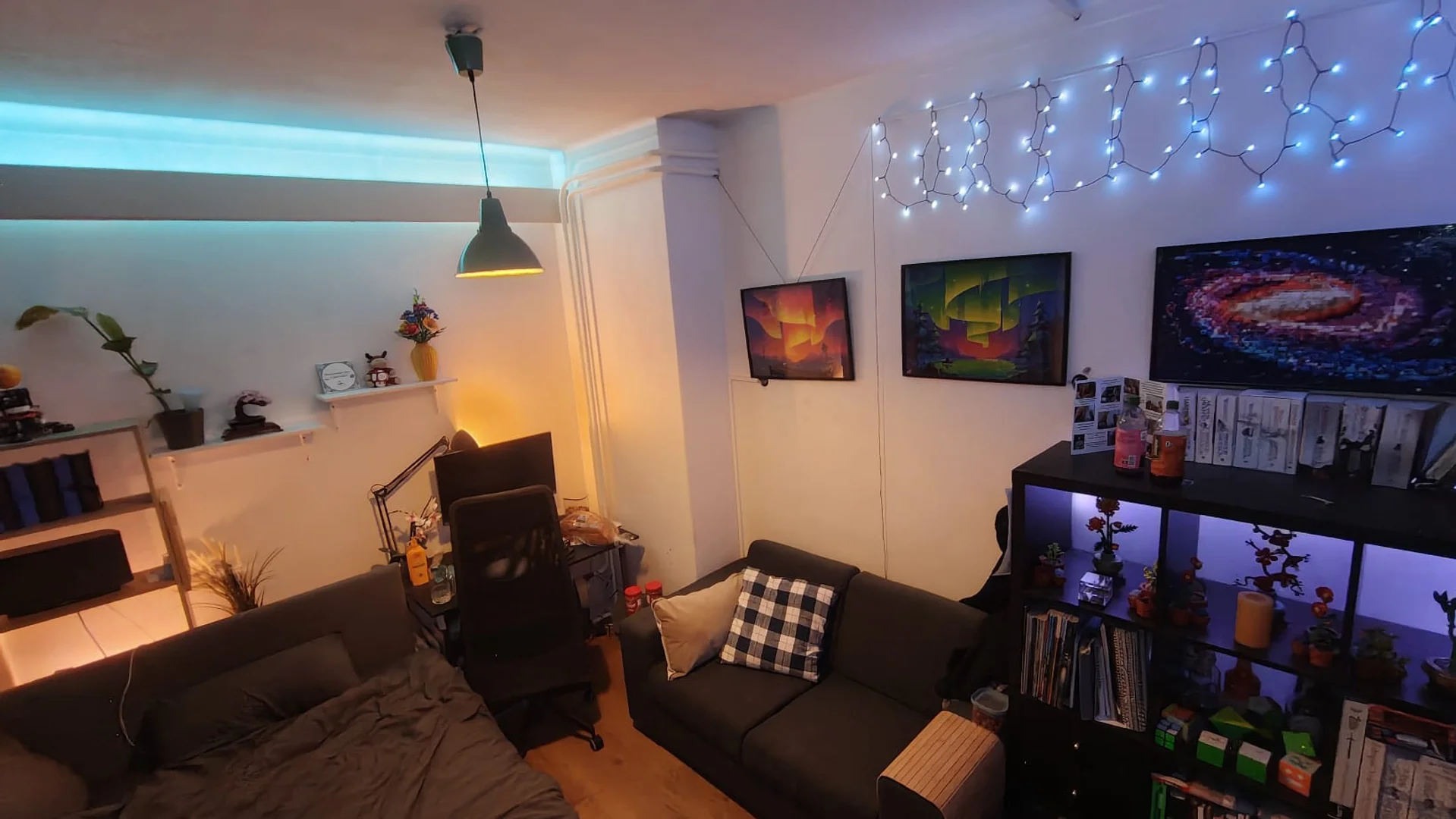 Quarto de estudante luminoso e arejado com acesso fácil à universidade em 