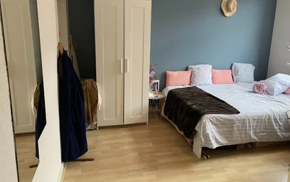 Renting rooms by the month in {area}