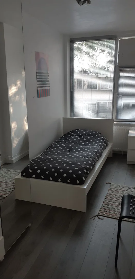 Studentenzimmer in  mit Arbeitsbereich und Gemeinschaftseinrichtungen