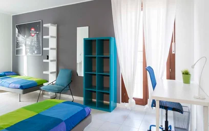 Quarto iluminado em {area}