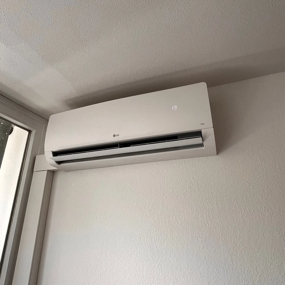 Affordable room for students with ample lighting in 