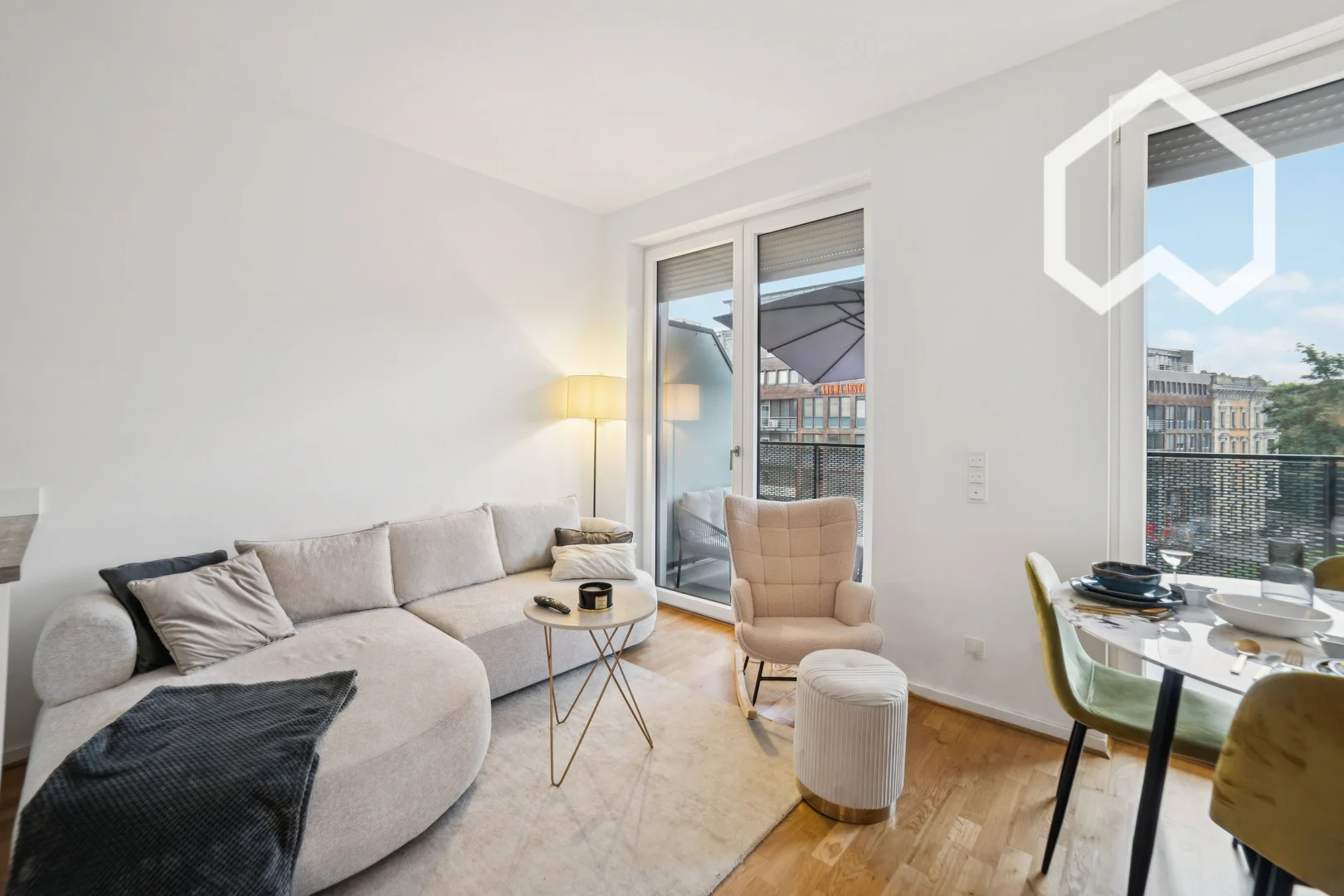 Bright and airy student room with easy university access in 