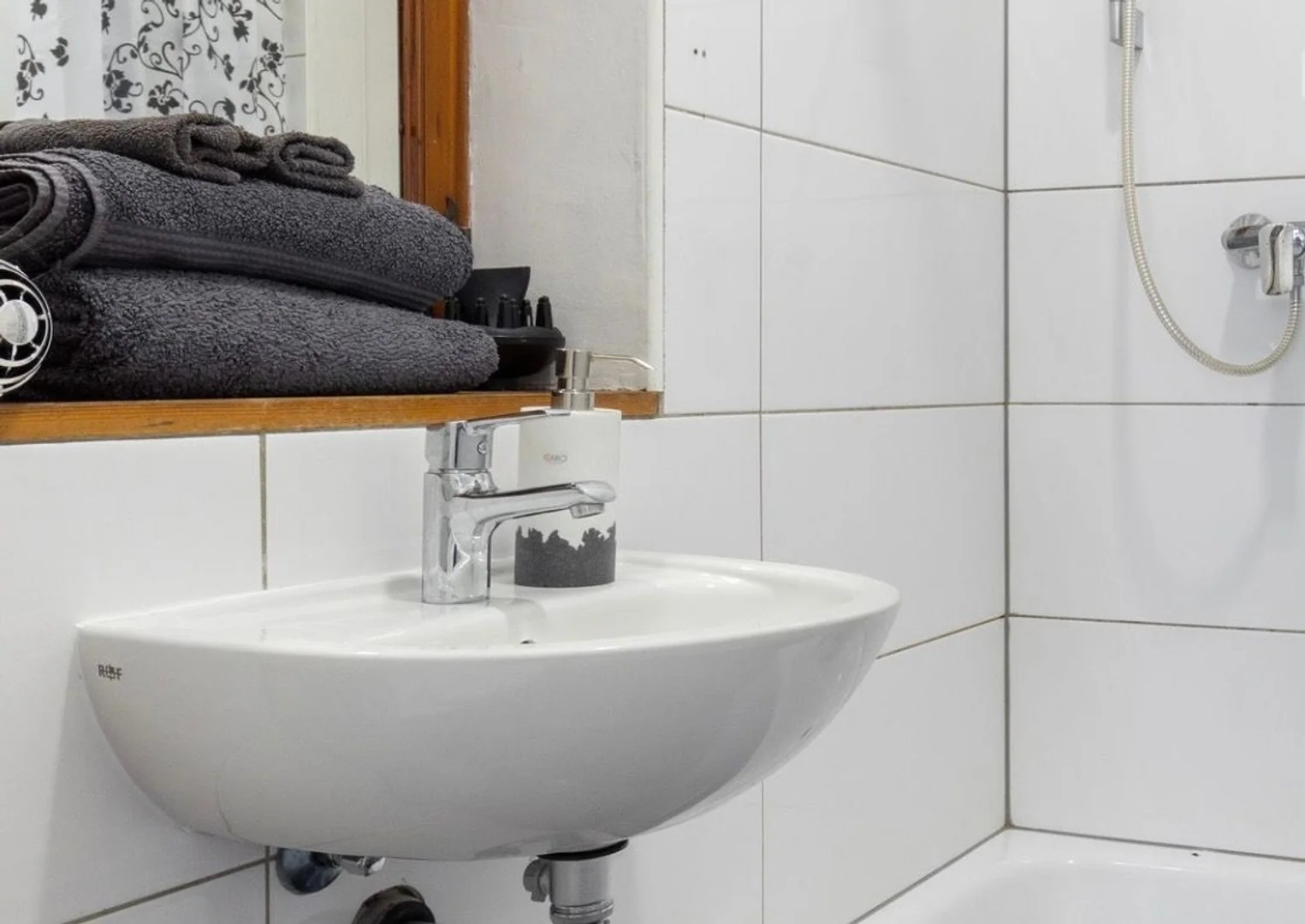 Quarto acessível para estudantes com iluminação ampla em 