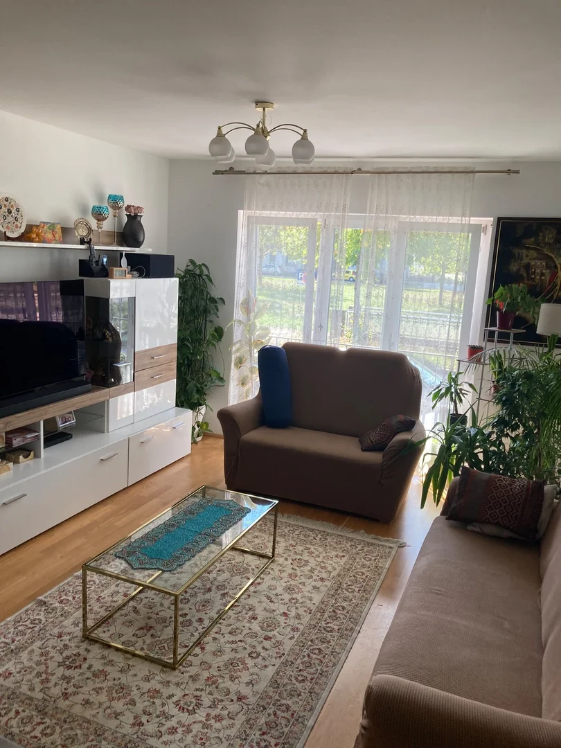 Bright and airy student room with easy university access in 