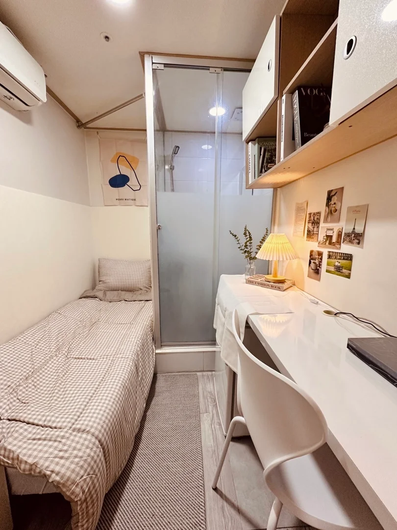 Habitación estudiantil funcional perfecta para estudiar en 