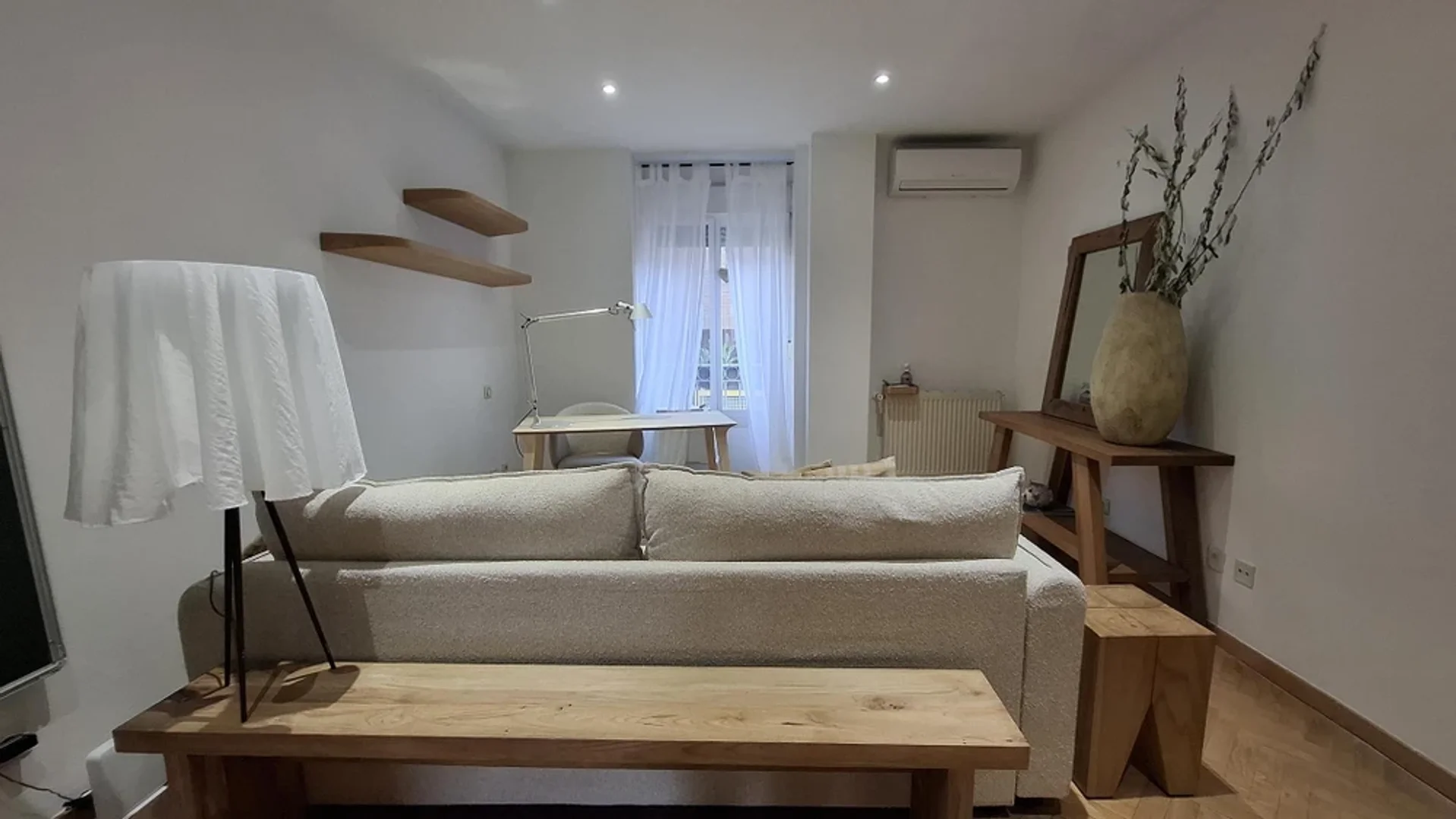 Chambre d'étudiant à avec espace d'étude et installations communes