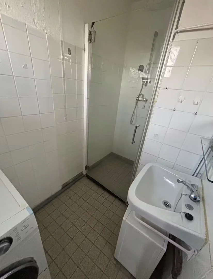 Quarto de estudante confortável e espaçoso em