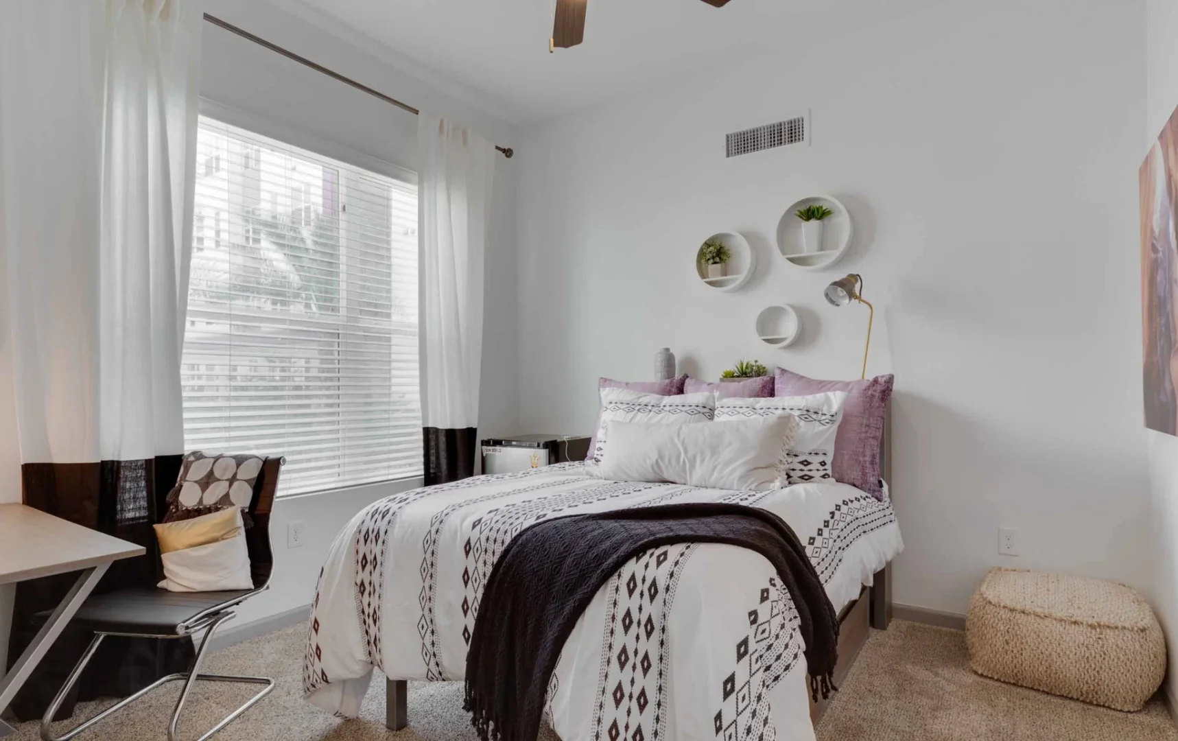 'de etkili düzene sahip minimalist öğrenci stüdyosu