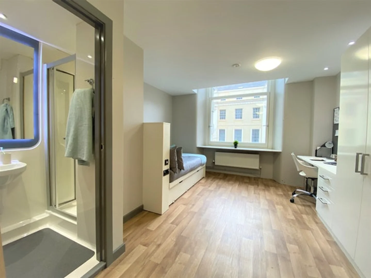 Quarto acessível para estudantes com iluminação ampla em 