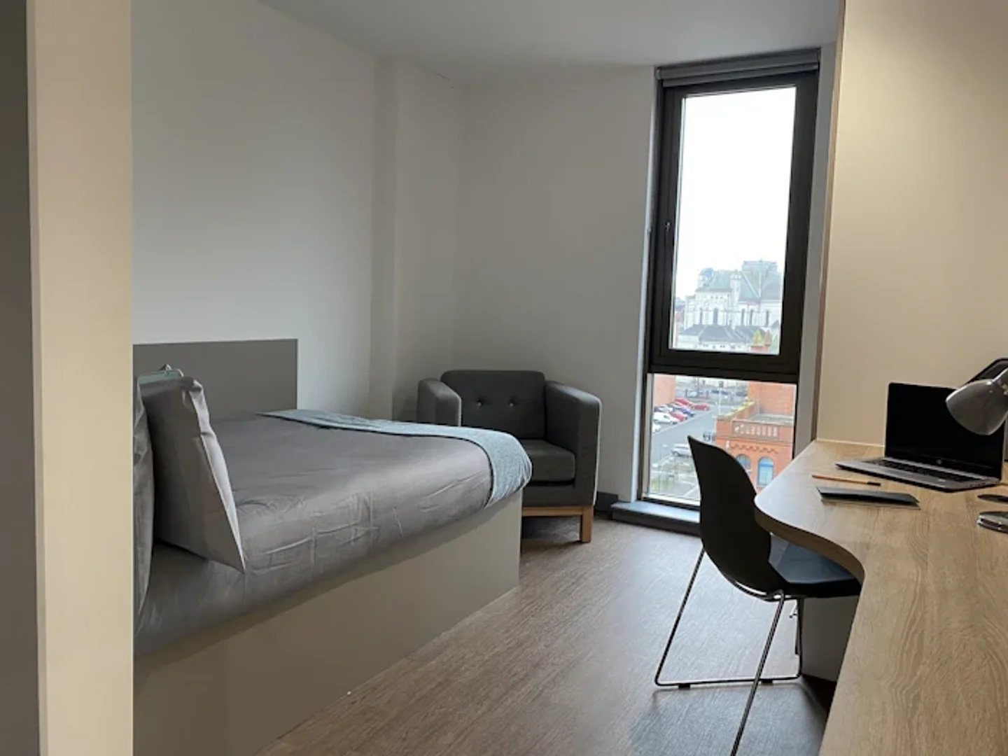 Quarto acessível para estudantes com iluminação ampla em 