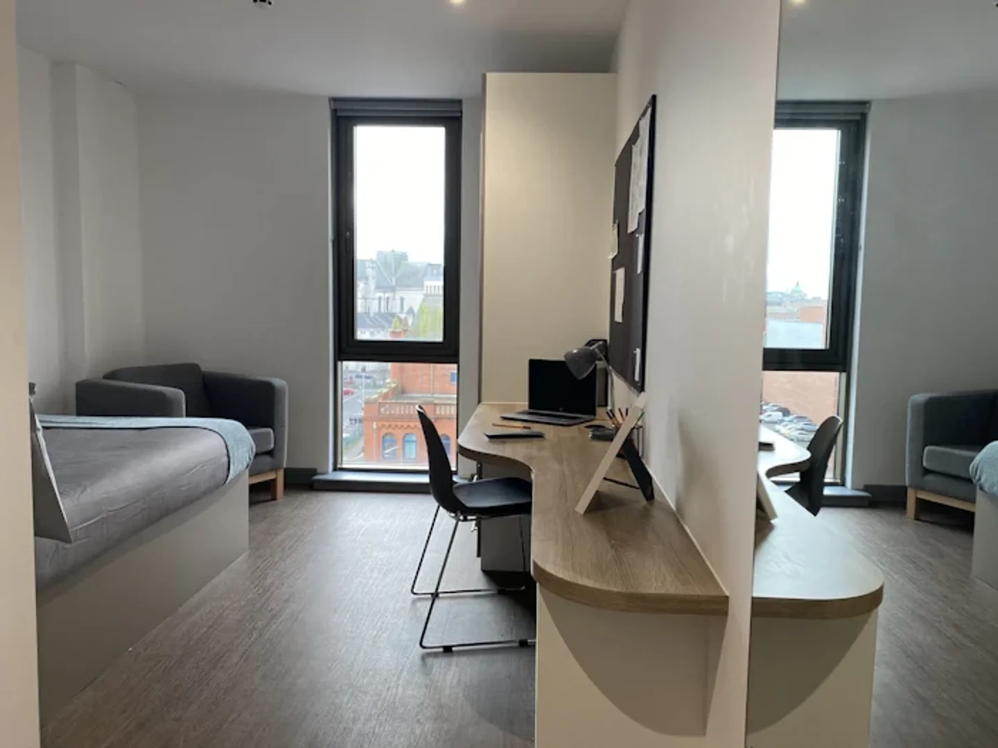 Quarto de estudante económico perto do campus em 