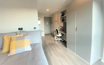 Quarto para alugar com cama de casal em {area}