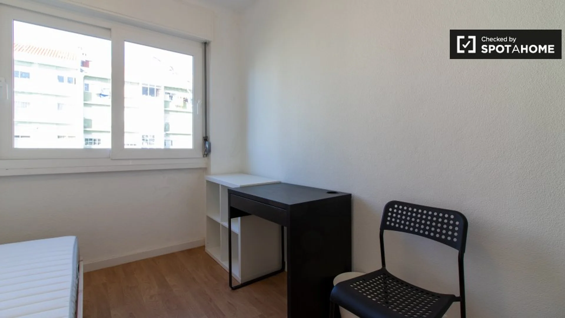 Chambre d'étudiant à avec espace d'étude et installations communes