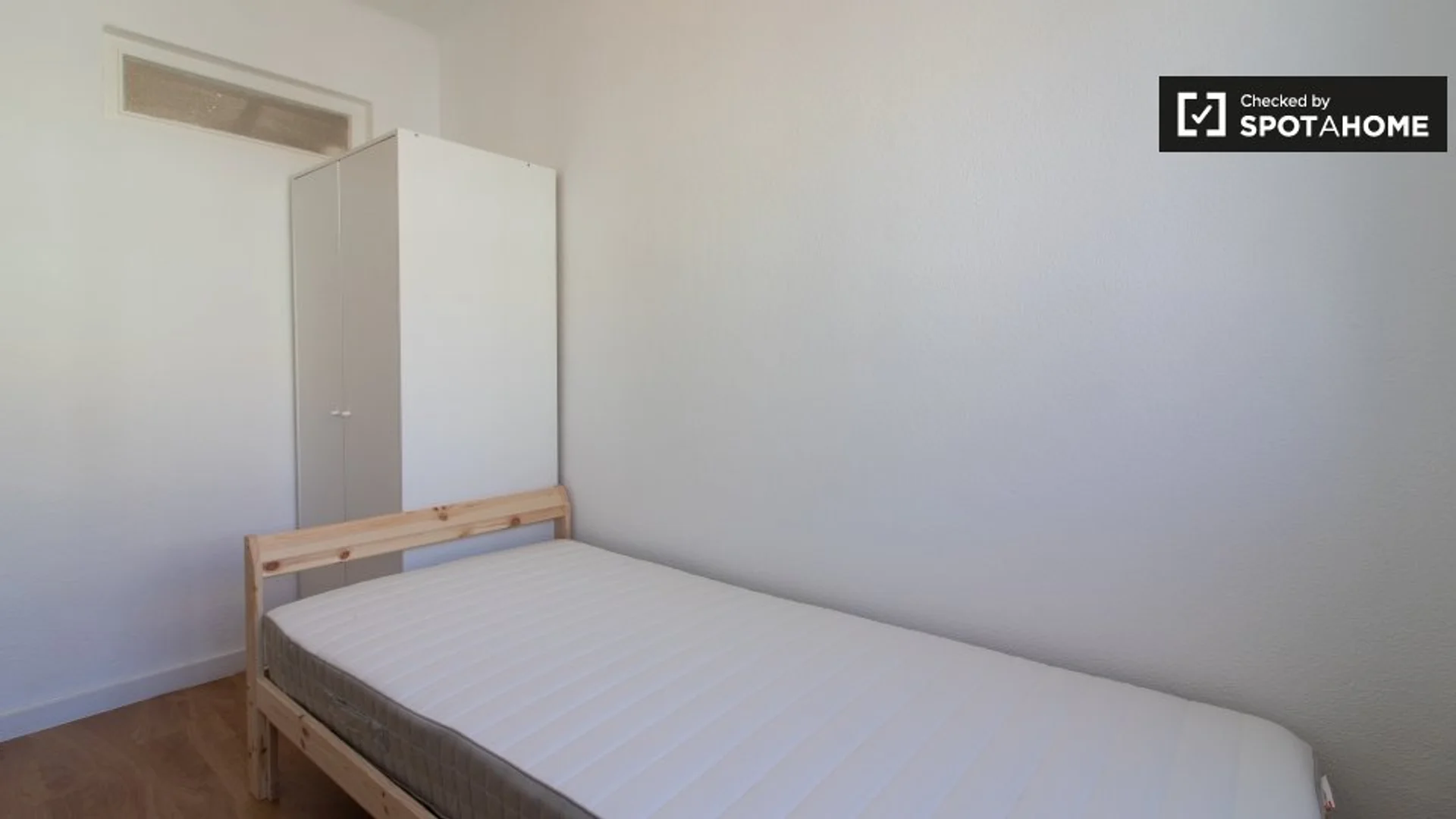Chambre d'étudiant économique avec emplacement pratique dans