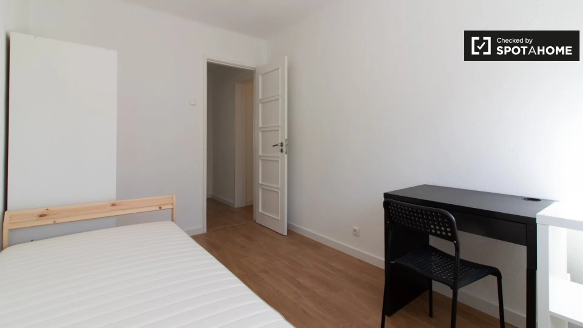 Zimmer in Studentenwohnung in  zu vermieten, voll möbliert