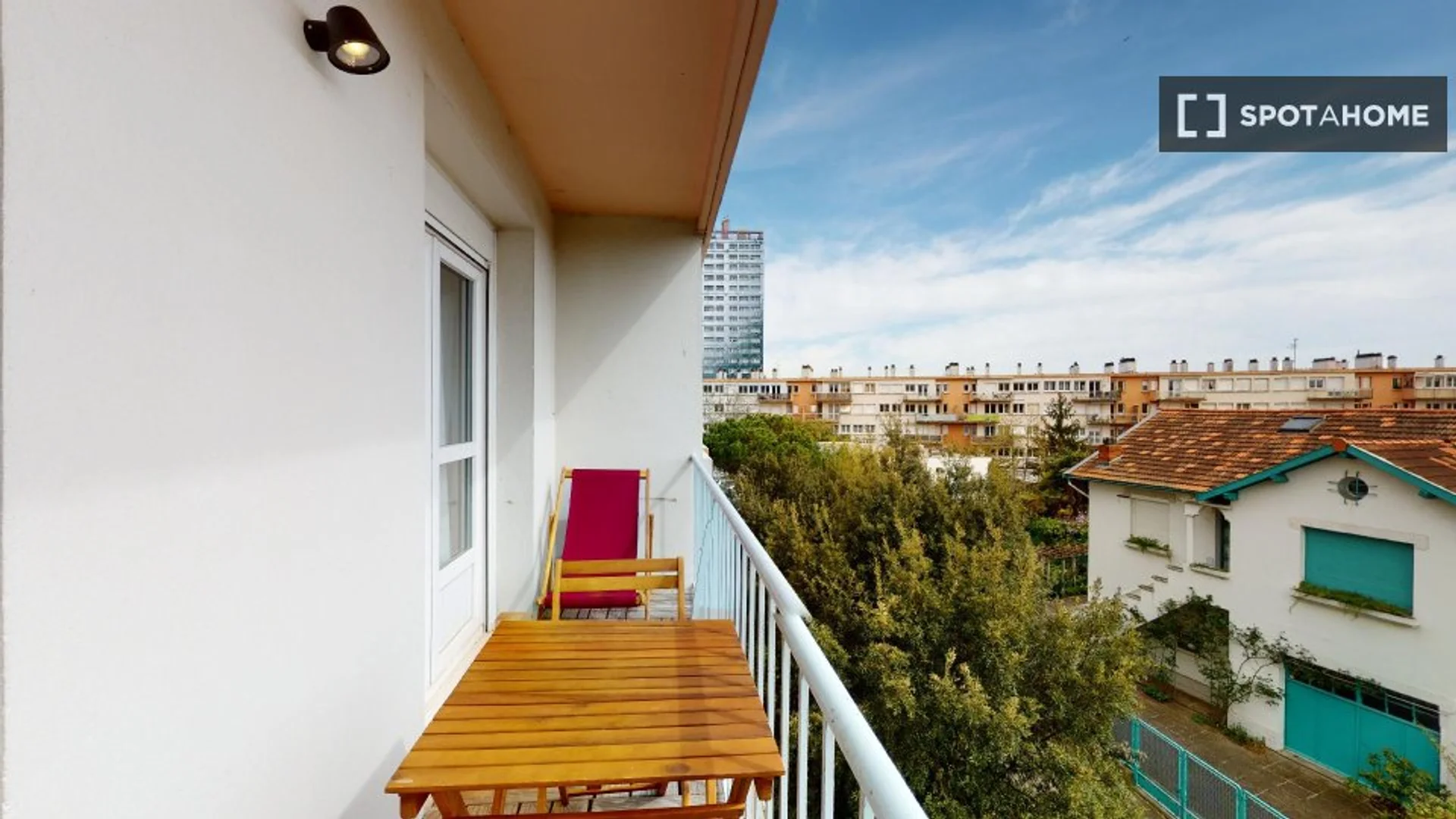 Habitación estudiantil luminosa y aireada con fácil acceso a la universidad en 