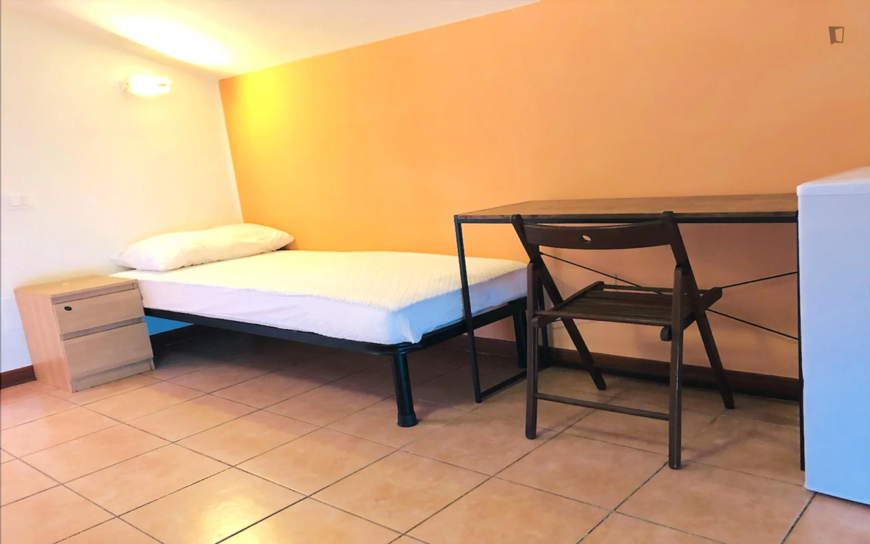 Chambre confortable pour étudiants disponible dans