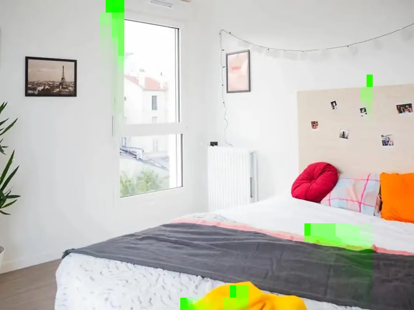 Quarto acessível para estudantes com iluminação ampla em 