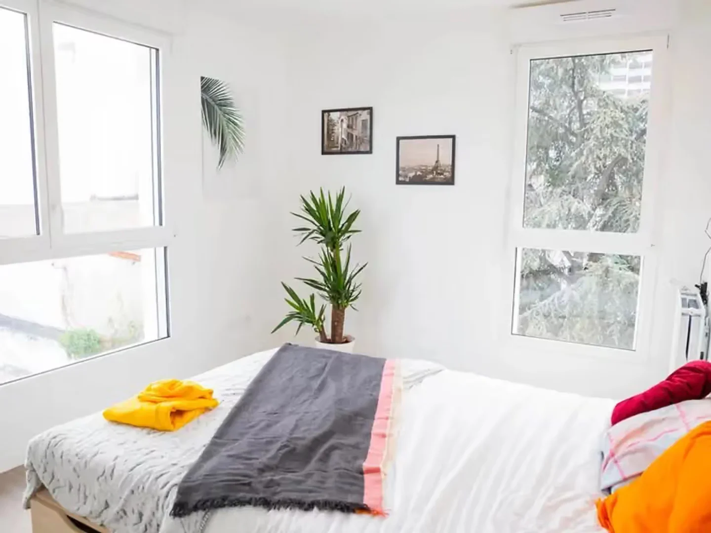 Quarto acessível para estudantes com iluminação ampla em 