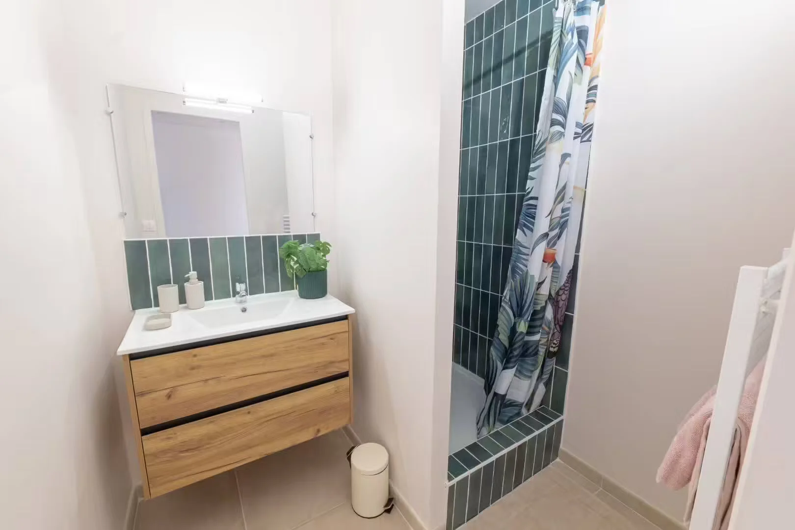 Habitación para estudiantes en  con área de estudio y facilidades compartidas