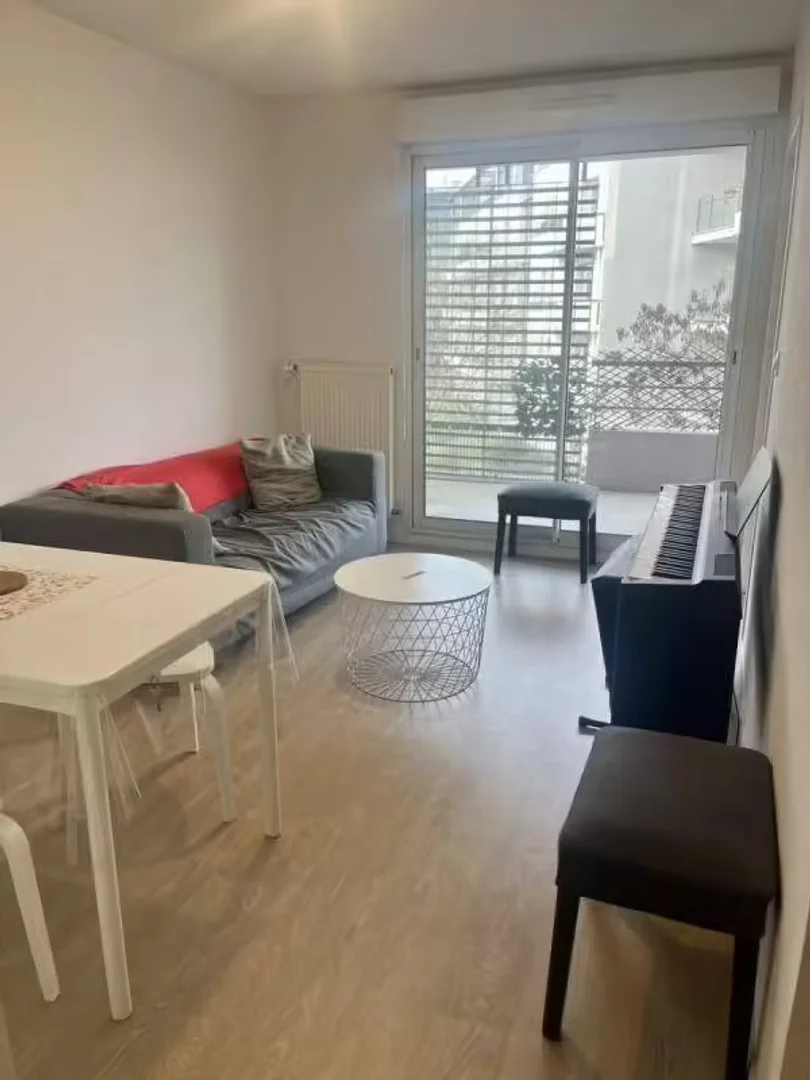 Chambre confortable pour étudiants disponible dans 