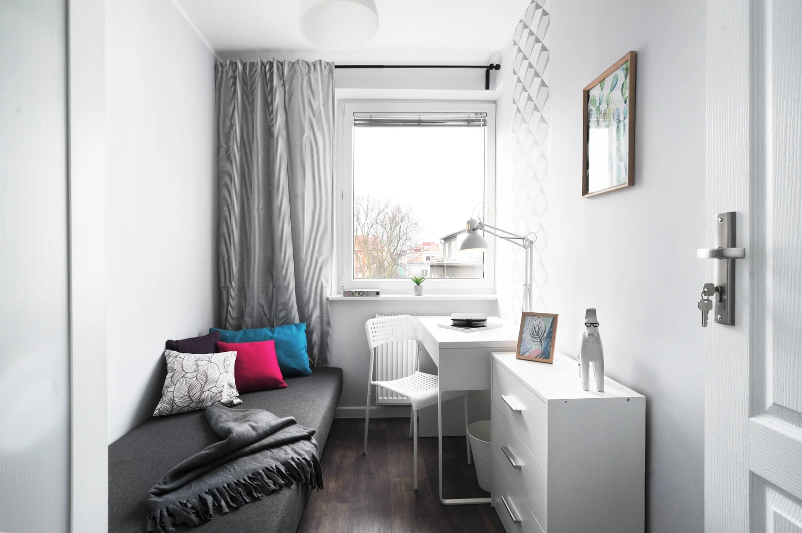 Economical student room with convenient location in