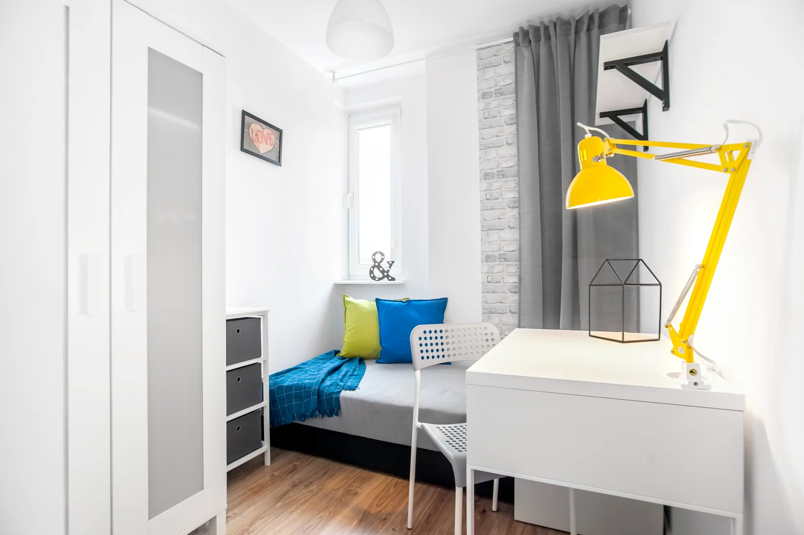 Functional student room perfect for studying in 