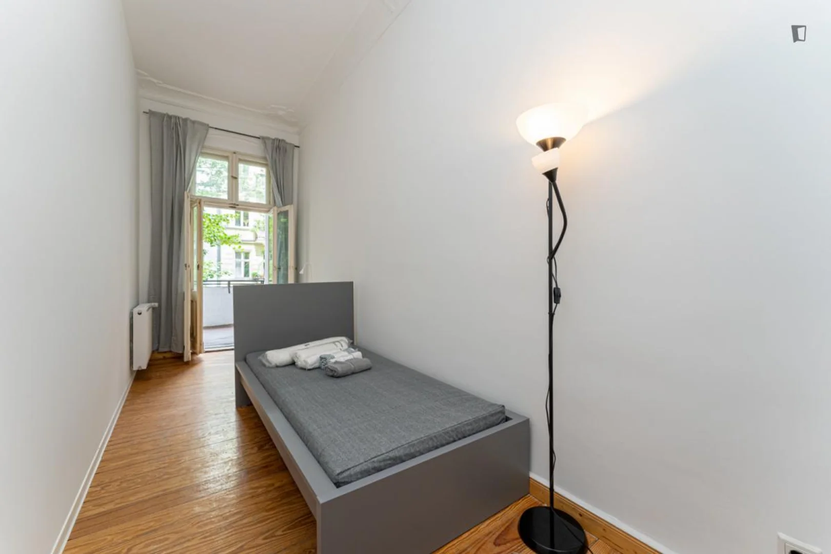 Quarto acessível para estudantes com iluminação ampla em 
