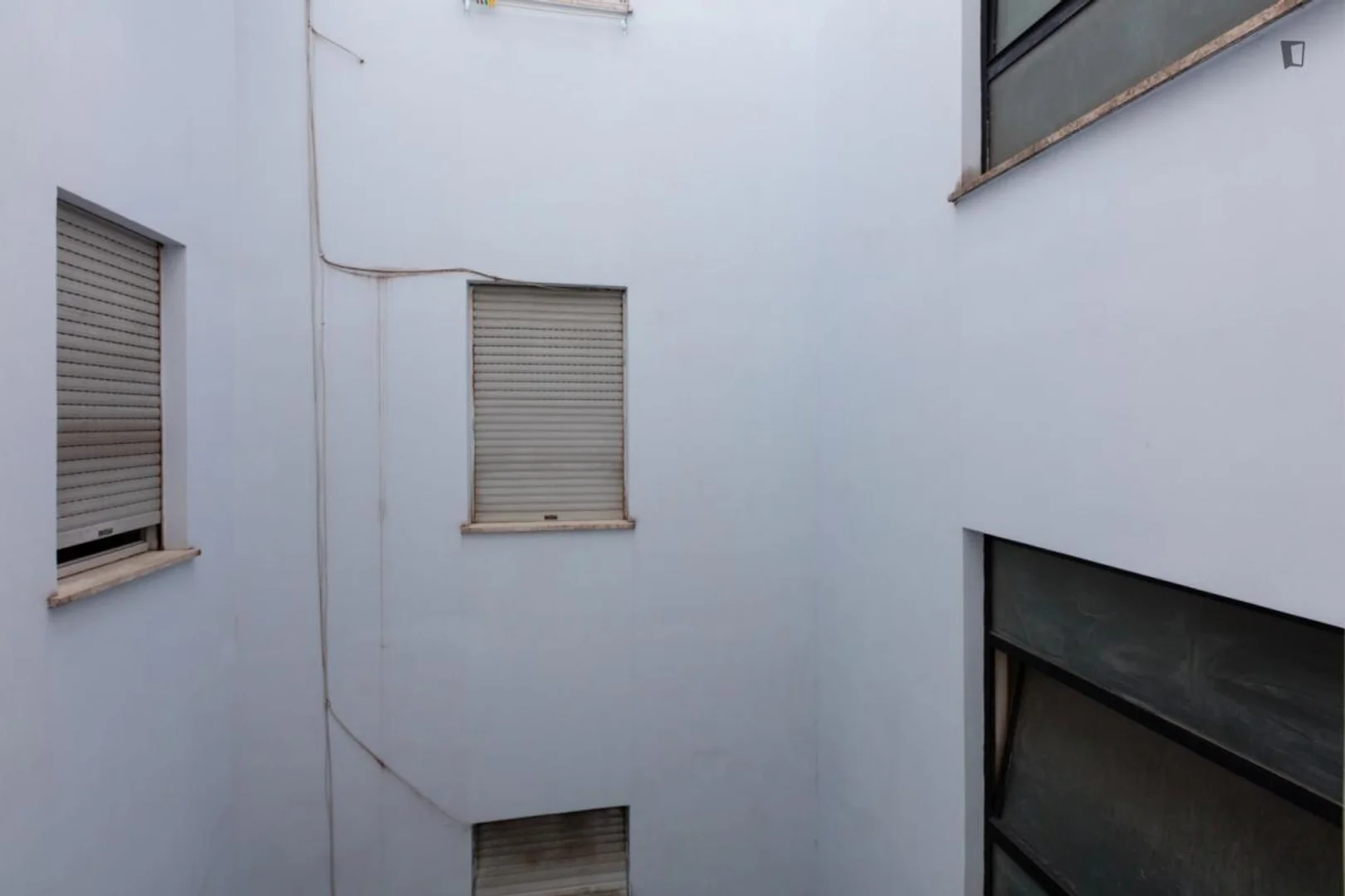 Chambre d'étudiant à  avec espace d'étude et installations communes