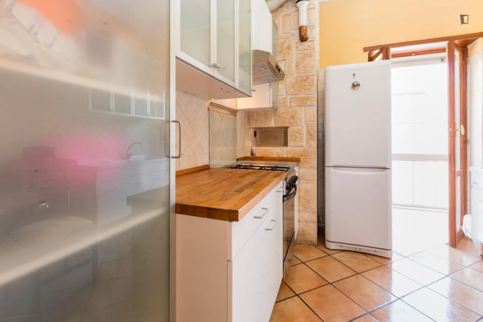 Chambre d'étudiant à  avec espace d'étude et installations communes