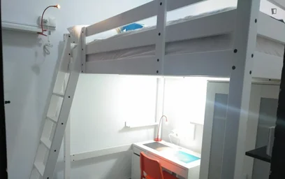 {area} de ortak bir dairede kiralık oda