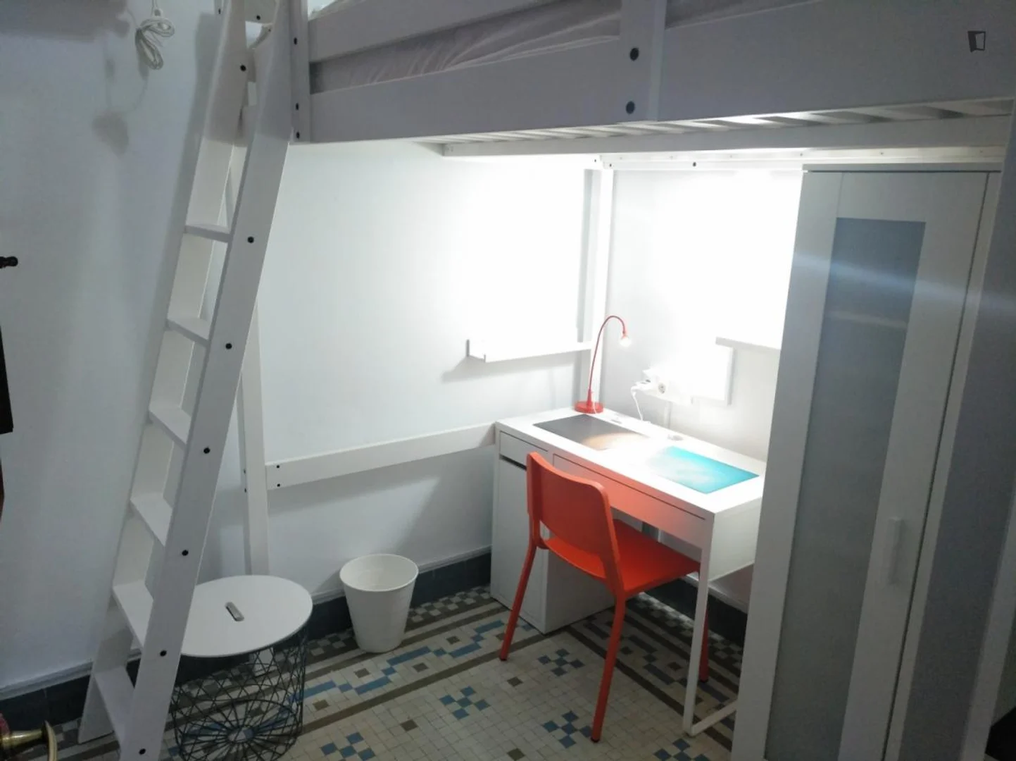 'de öğrenci dairesinde, tamamen mobilyalı kiralık oda