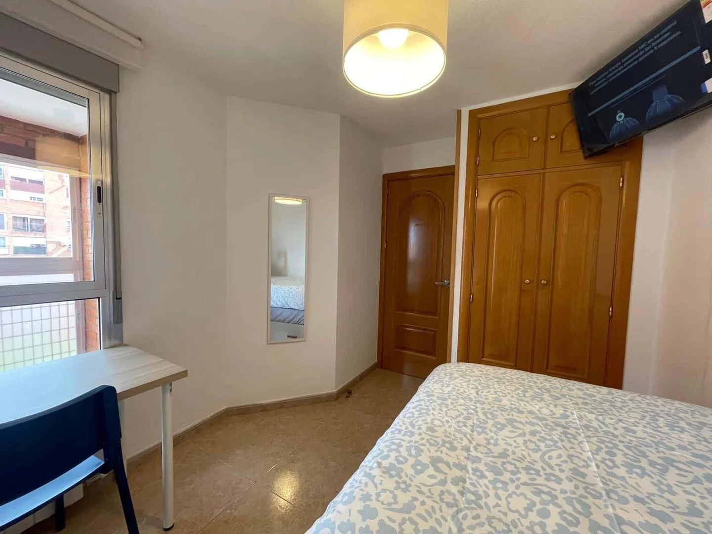 Habitación para estudiantes en  con área de estudio y facilidades compartidas