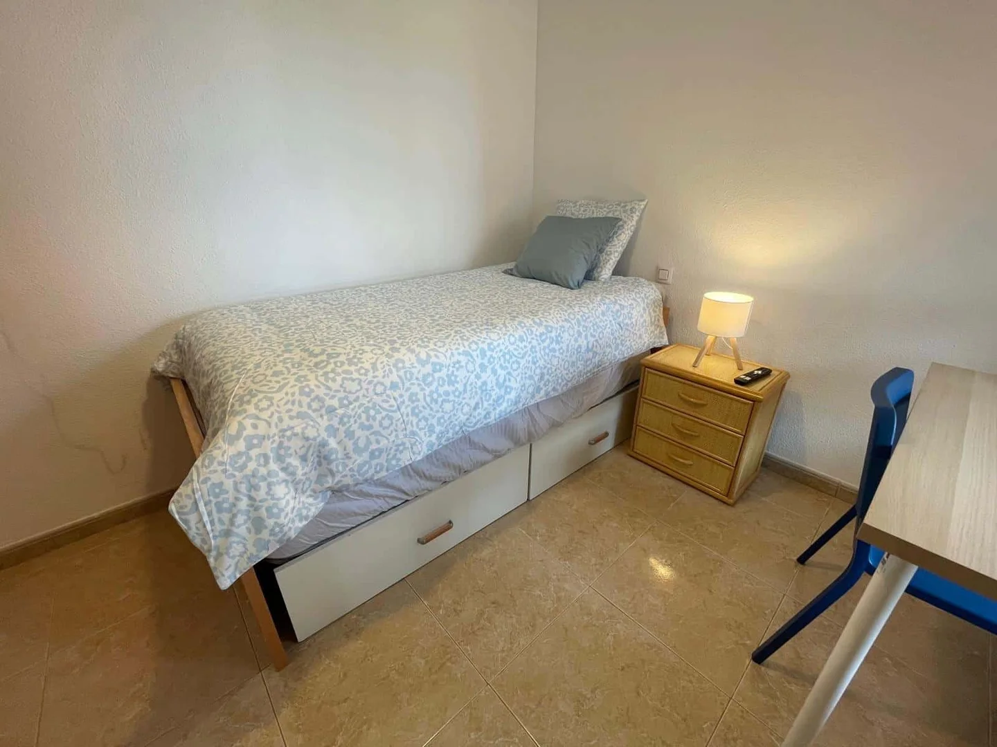 Habitación en apartamento estudiantil en alquiler en , completamente amueblado