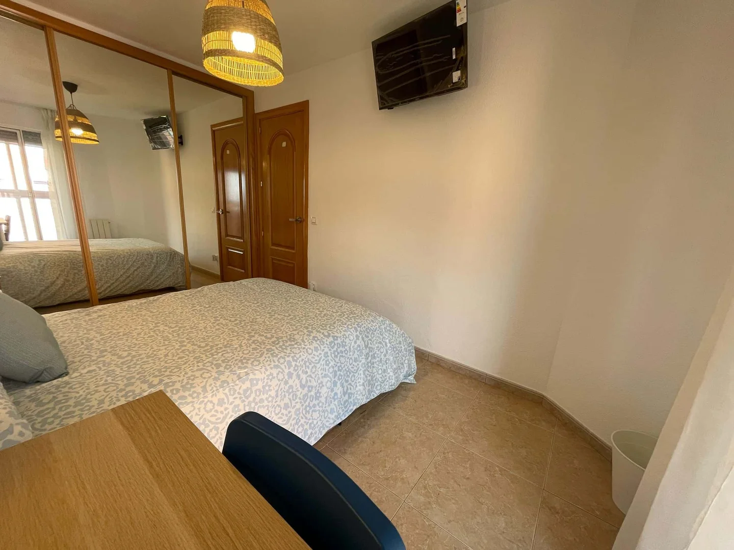 Habitación estudiantil luminosa y aireada con fácil acceso a la universidad en 