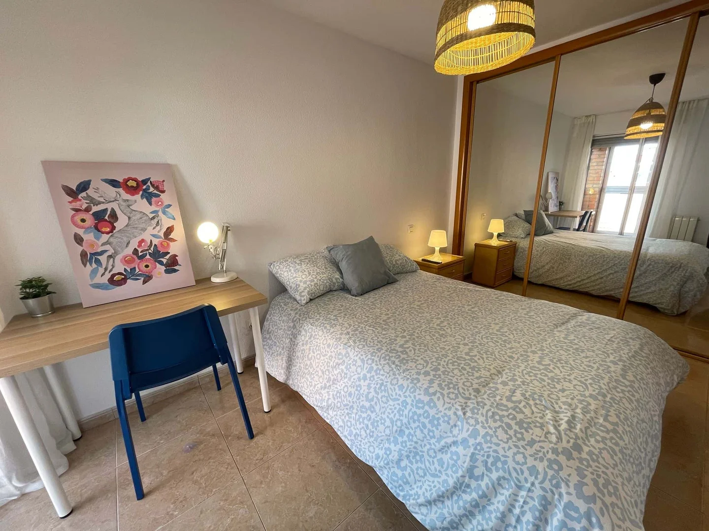 Habitación estudiantil luminosa y aireada con fácil acceso a la universidad en 